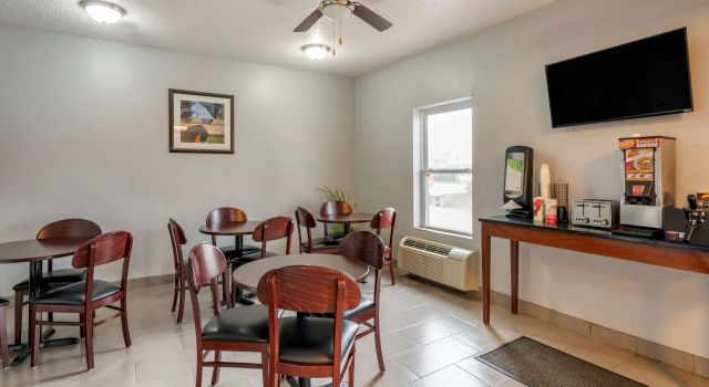 Econo Lodge Inn & Suites Granite City - St Louis, Забронировать Отель Гранит-Сити 