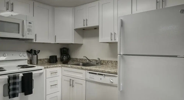 131 Fully Furnished, amenities galore! by RedAwning, Забронировать Апартаменты/квартира Пруд в Темпе Phoenix Metropolitan Area