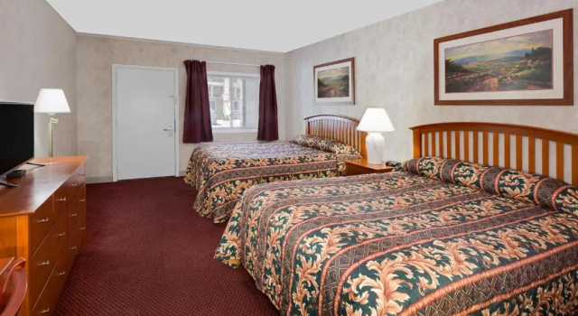 Четырёхместный номер Standard Super 8 by Wyndham Traverse City