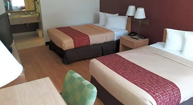 Четырёхместный номер Standard OYO Hotel Phenix City Central