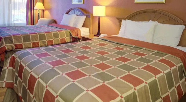 Четырёхместный номер Standard Econo Lodge Sevierville-Pigeon Forge on the River