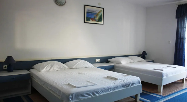 Четырёхместный номер Standard с балконом Hotel Ivan