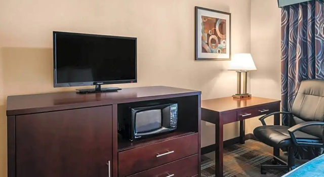 Четырёхместный номер Standard с видом на внутренний двор Clarion Inn near JBLM