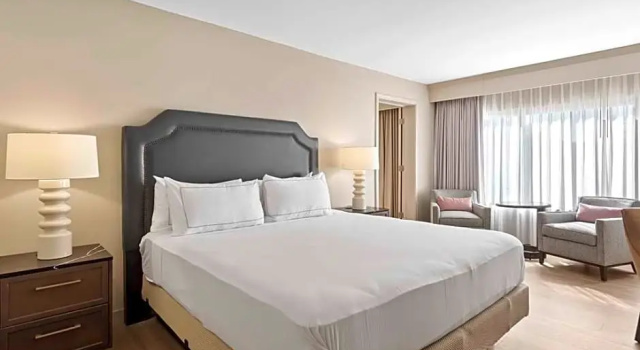 Двухместный люкс с 2 комнатами DoubleTree by Hilton Columbus