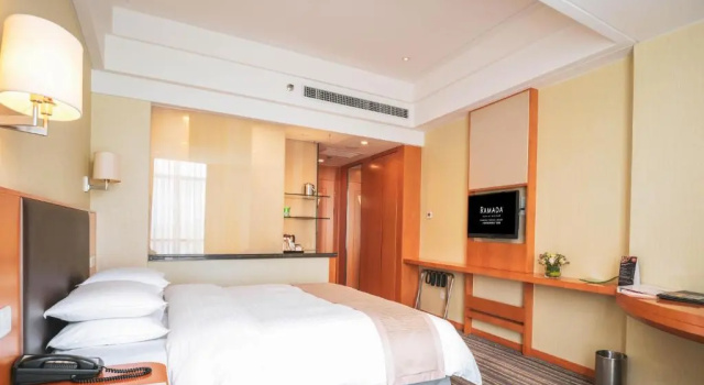 Двухместный номер Deluxe Отель Ramada Plaza by Wyndham Shanghai Pudong Airport
