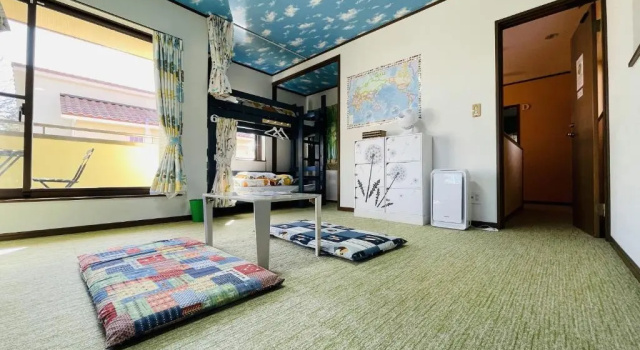 Кровать в общем номере Guesthouse Murabito