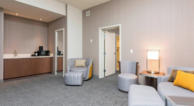 Люкс c 1 комнатой Courtyard by Marriott Mt. Pleasant at Central Michigan University