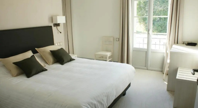 Номер Deluxe Logis- Hôtel Spa Restaurant lEpicurial