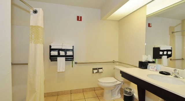 Четырёхместный номер Standard Hampton Inn Athens