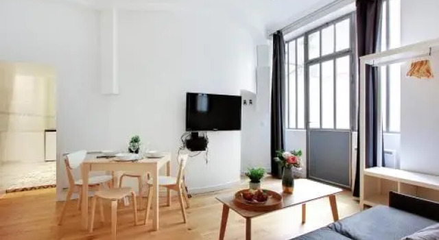 Cmg Place De La République / Magenta