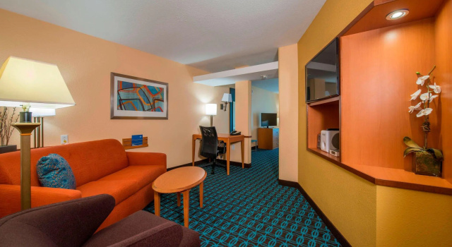 Четырёхместный люкс c 1 комнатой Fairfield Inn & Suites By Marriott Hinesville Fort Stewart