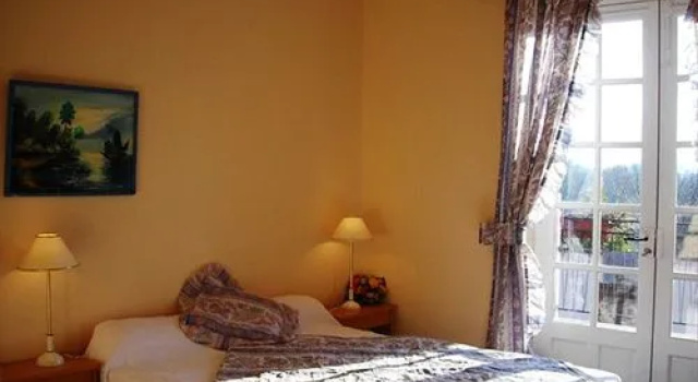 Hôtel Chastrusse, Rezerwuj Hotel Hotele w Nadaillac-de-Rouge z Basenem, Basen