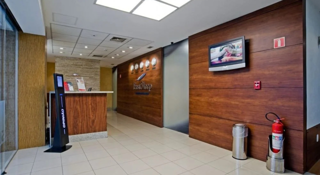 Detroit Airport Plaza Hotel & Suites, Забронировать Отель Отели Detroit Metropolitan Area с парковкой, Парковка