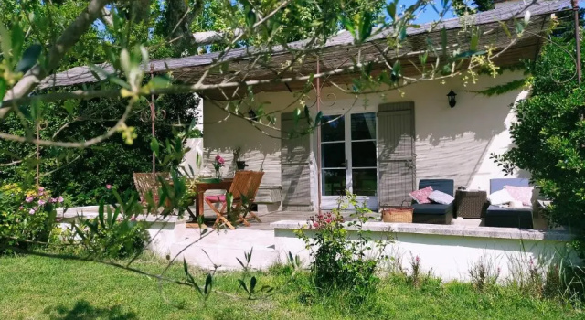 Коттедж с видом на сад La Bastide des Amouriers