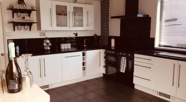 Коттедж Sunnyside - Large Seaside Home with views and Hot Tub