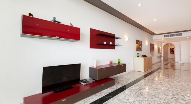 Spacious Seafront APT with Living, Sofa, WIFI & AC by 360 Estates, Reservar Hotel Sliema Malta