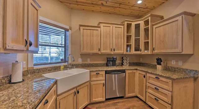 Spacious Pinetop Country Club Cabin w/ Deck!, Đặt Nhà nghỉ dưỡng Pinetop Arizona