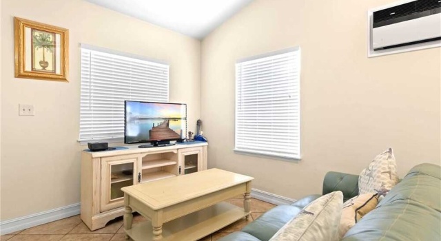 Mangrove Breeze, 3 Bedroom, Fenced Yard, Pets, Walk to Beach, Sleeps 10, Забронировать Отель Отели Fort Myers Area с бассейном, Бассейн