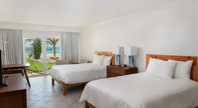 Четырёхместный номер Standard с балконом и рядом с пляжем Abaco Beach Resort and Boat Harbour Marina