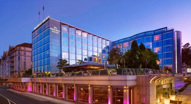Кровать в общем номере Hotel President Wilson, a Luxury Collection Hotel, Geneva