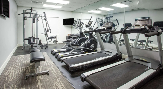 Кровать в общем номере Radisson Hotel Edmonton Airport