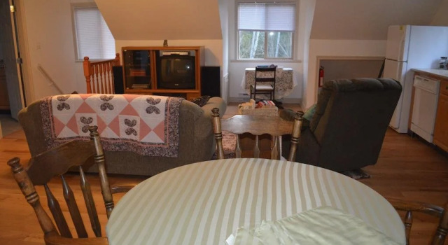 Nana Gump's Guesthouse, Book Hotel Squirrel Cove Canada