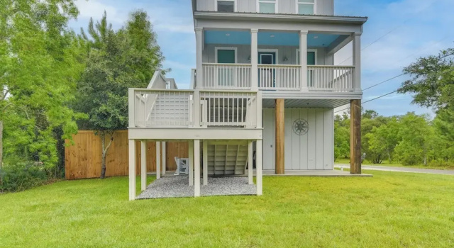 Modern Waveland Home w/ Deck - Walk to the Beach!, Забронировать Дом для отпуска Вейвленд Миссисипи
