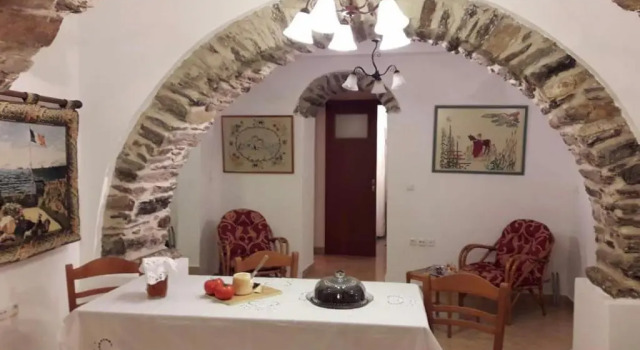 Traditional House in Koronos, Забронировать Отель Донуса 