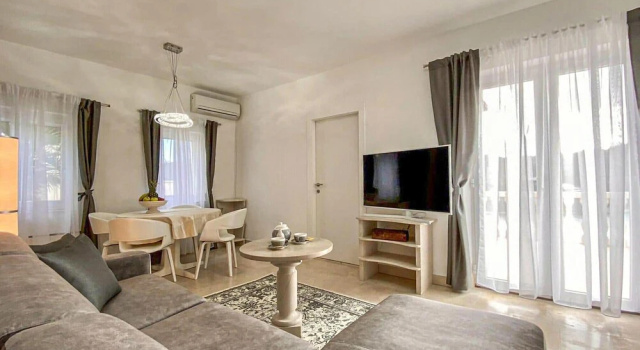 Amazing Home in Pucisca with Hot Tub, WiFi & 3 Bedrooms