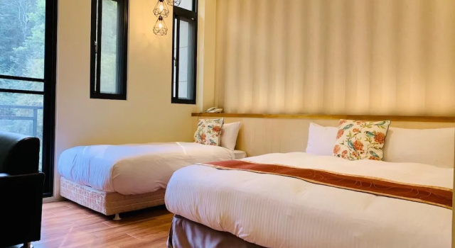 Трёхместный номер Comfort с балконом и с видом на горы 日月潭沅居民宿 YUAN JU BOUTIQUE Hotel