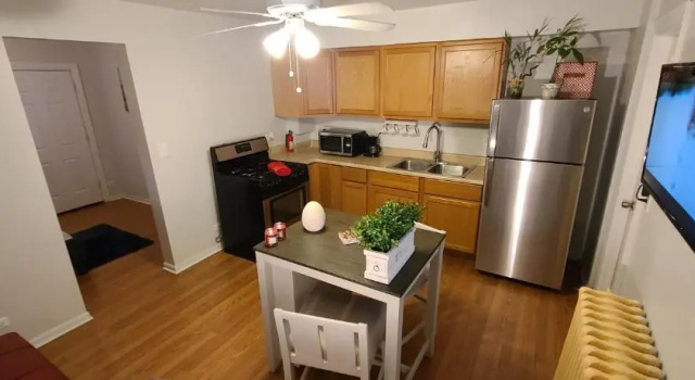 Cozy 1 bedroom, 1 min from Irving Park Blue line, free parking, Забронировать Апартаменты/квартира Чикаго Большой Чикаго