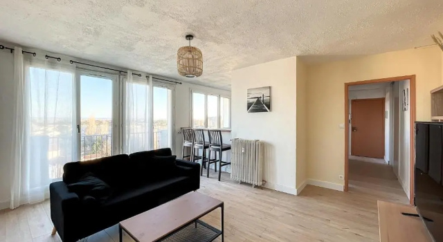 Agréable appartement 4 pièces, vue Mont Ventoux, proche remparts, Забронировать Апартаменты/квартира Отели ViaRhona с парковкой, Парковка