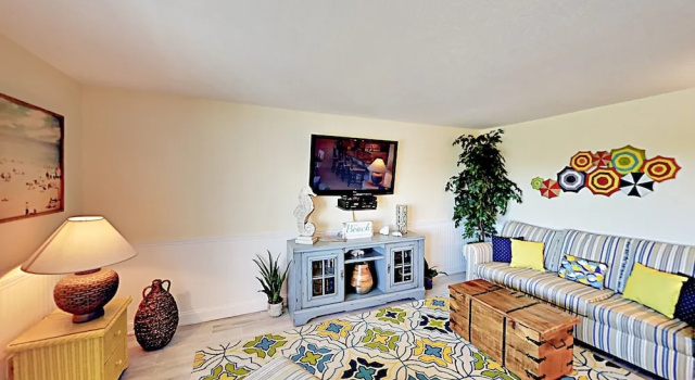 19610 Gulf Blvd Condo Unit 203 2 Bedrooms 2 Bathrooms Condo, Забронировать Апартаменты/квартира Отели Клируотер-Бич с парковкой, Парковка