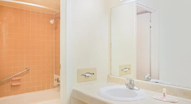 Четырёхместный номер Standard Bristol Parkway inn