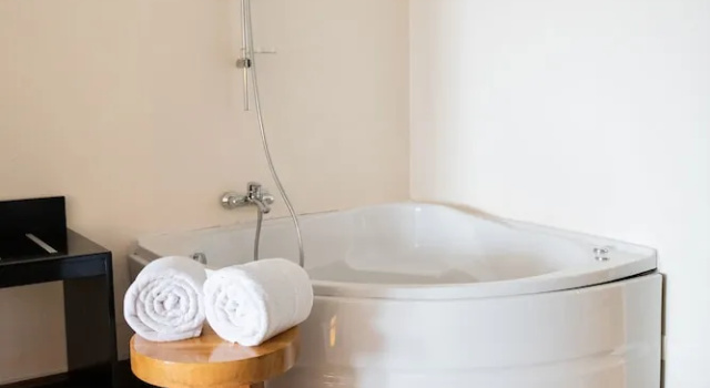 Люкс с балконом и с видом на озеро Acacia Premier Hotel