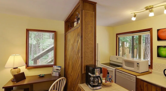 Апартаменты Cedar Song B & B and Cottage