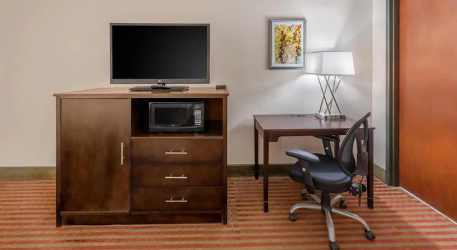 Четырёхместный номер Standard с видом на бассейн Grand Williston Hotel and Conference Center