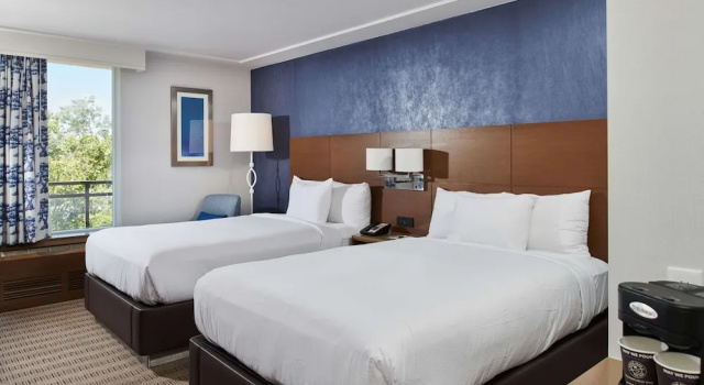 Четырёхместный номер Standard с балконом DoubleTree by Hilton Torrance - South Bay
