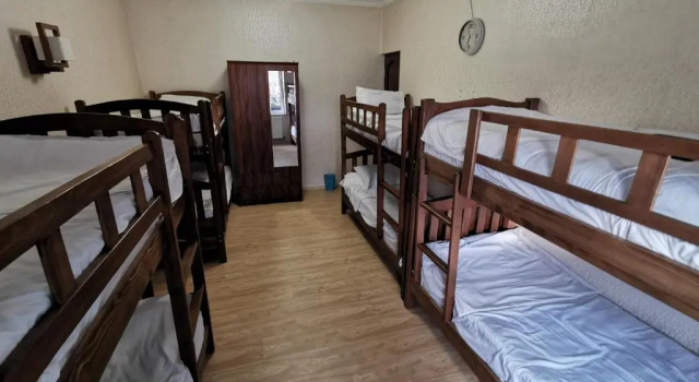 Кровать в общем номере Rose House