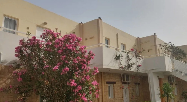 Chrisanna Apartments & Studios