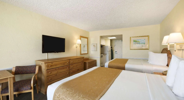 Четырёхместный номер Standard oceanfront Days Inn by Wyndham Daytona Oceanfront