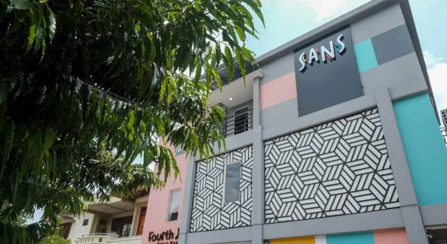 Sans Hotel Fourth Loft Solo, Đặt Khách sạn Solo Central Java, gần Museum Dullah