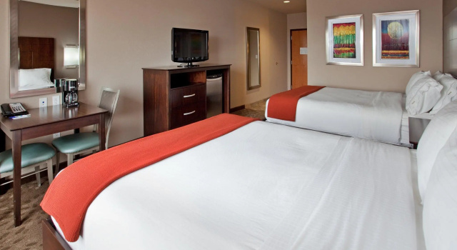 Четырёхместный номер Standard Holiday Inn Express Hotel and Suites Saint Robert by IHG