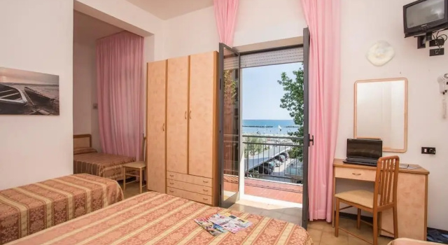 Четырёхместный номер Standard с балконом Hotel Pineta