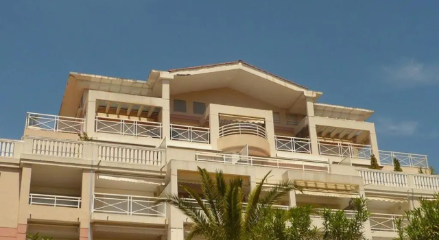 Charmant 2P Vue Mer face au Port de Golfe Juan, Забронировать Апартаменты/квартира Отели Приморских Альпы с парковкой, Парковка