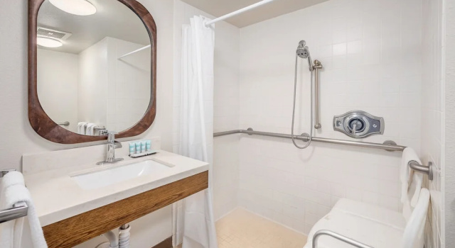 Двухместный номер Accessible Maui Beach Hotel