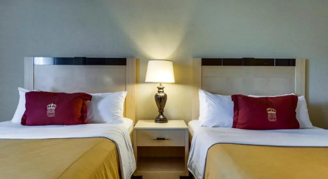 Четырёхместный номер Standard Monte Carlo Inn Barrie - Newly Renovated