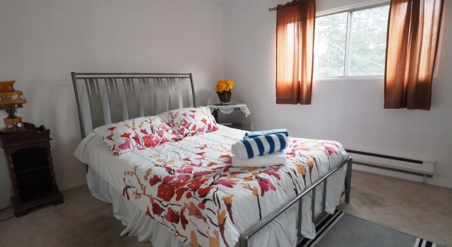 Sunrise Rooftop Condo 3 Bedrooms 1 Bathroom Condo, Забронировать Апартаменты/квартира Отели Пентиктон с парковкой, Парковка