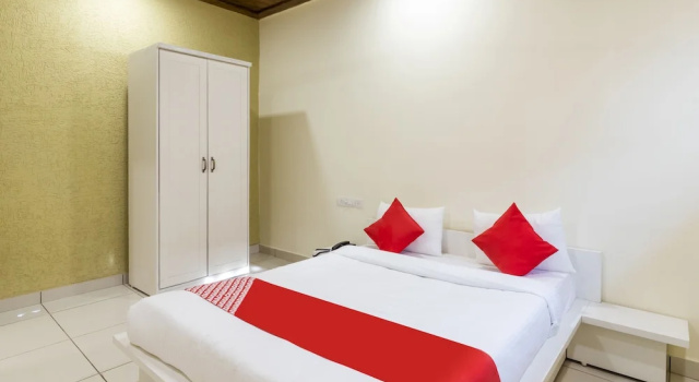 Hotel Pleasure Suites by OYO Rooms, Забронировать Отель Бхопал штат Мадхья-Прадеш