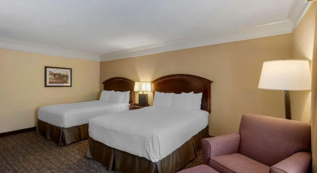 Четырёхместный номер Standard с балконом Best Western Inn of the Ozarks